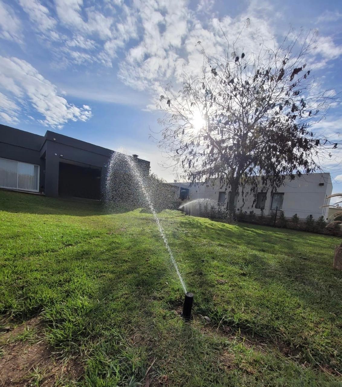 Instalación de sistema de riego en jardín