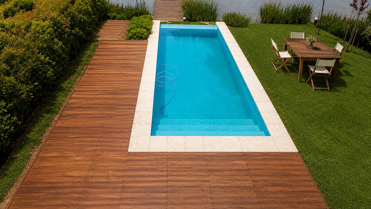 Construcción de deck de madera en jardín